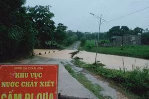 Những đập tràn được cắm biển cảnh báo.