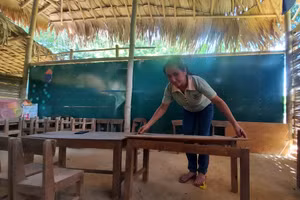 Thầy cô góp tre nứa gia cố lớp học trước ngày tựu trường