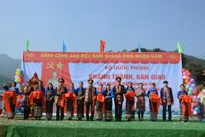 Cắt băng khánh thành công trình điểm Trường Mầm non bản Tình (xã Tam Lư).