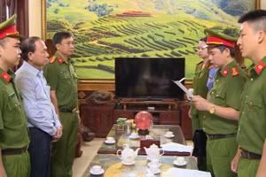 Cơ quan CSĐT Công an tỉnh thi hành lệnh bắt tạm giam đối với Cầm Bá Xuân. 