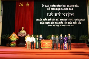 Lãnh đạo tỉnh Thanh Hóa trao bức trướng kỷ niệm của Tỉnh ủy, HĐND, UBND, Ủy ban MTTQ tỉnh cho Sở GD&ĐT Thanh Hóa.
