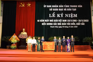 Lãnh đạo tỉnh Thanh Hóa trao bức trướng kỷ niệm của Tỉnh ủy, HĐND, UBND, Ủy ban MTTQ tỉnh cho Sở GD&ĐT Thanh Hóa.