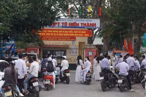 Nhiều học sinh Trường THPT Tô Hiến Thành đi muộn không được vào dự khai giảng. 