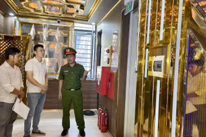 Lực lượng chức năng kiểm tra tại một quán karaoke