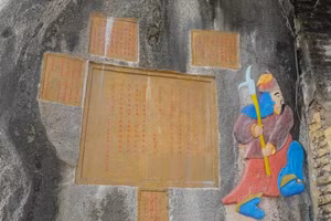 Nhiều bia, tượng trong chùa Quan Thánh bị tô vẽ.