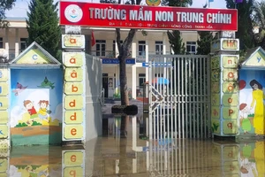 Trường Mầm non Trung Chính nước còn ngập sâu.