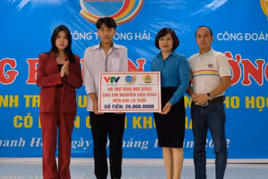 Bà Đặng Hoàng Anh (thứ 2 bìa phải) cùng đại diện Quỹ tấm lòng Việt, nhà tài trợ trao học bổng tới em Nguyễn Văn Bình.
