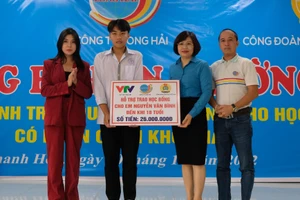 Bà Đặng Hoàng Anh (thứ 2 bìa phải) cùng đại diện Quỹ tấm lòng Việt, nhà tài trợ trao học bổng tới em Nguyễn Văn Bình.