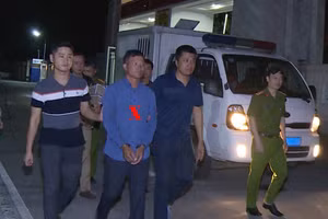 Đối tượng Lê bị Công an Thanh Hoá bắt giữ và di lý về địa phương.