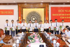 Bí thư Tỉnh ủy Đỗ Trọng Hưng và lãnh đạo tỉnh trao quyết định và tặng hoa chúc mừng các đồng chí nhận nhiệm vụ mới.