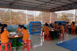 Nhiều học sinh thích thú khi được đến thư viện đọc sách.