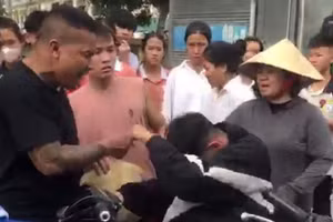 Người đàn ông liên tiếp dùng tay đánh vào mặt, đầu nam sinh lớp 8 (Ảnh cắt từ clip).