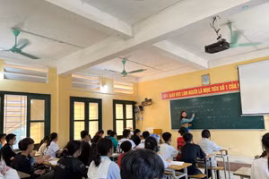 Cô và trò Trường THPT Quan Sơn, huyện biên giới Quan Sơn (Thanh Hóa).