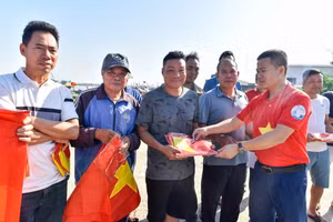 10 nghìn lá cờ Tổ quốc được trao đến tay ngư dân.