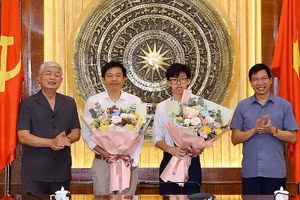 Ông Vương Văn Việt, Chủ tịch Hội khuyến học tỉnh Thanh Hoá (bìa trái) trao thưởng cho học sinh và giáo viên có thành tích.