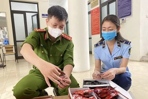 Thu giữ hơn 6.000 xúc xích, cánh gà ăn liền tại Hà Nội