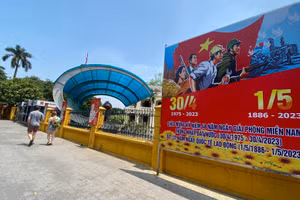 Phố phường Hà Nội rực rỡ sắc cờ hoa mừng lễ 30/4 - 1/5