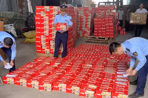 Phát hiện hàng nghìn thùng bánh không nguồn gốc trên phố Hà Nội