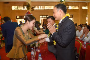 Ấm áp Tết cổ truyền Bunpimay của học sinh Lào tại Hà Nội