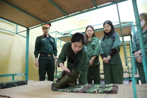 Nữ sinh Văn khoa Sư phạm tươi tắn trong màu áo xanh quân đội