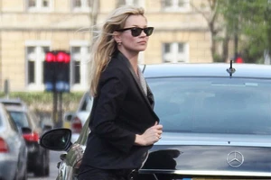 Siêu mẫu Kate Moss bị cảnh sát điều tra vì “gói bột lạ“