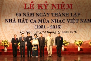 Thay mặt lãnh đạo Đảng, Nhà nước, Phó Thủ tướng Vũ Đức Đam trao Huân chương Lao động hạng Nhất cho Nhà hát Ca múa nhạc Việt Nam. Ảnh: VGP/Đình Nam