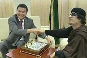 Cha con ông Gaddafi gọi điện cho chủ tịch liên đoàn cờ vua Nga