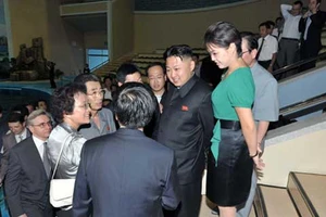 Phu nhân Kim Jong-un xuất hiện bên chồng