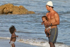 Ba bố con Matthew McConaughey nổi bật trên bãi biển