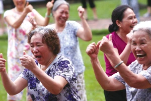 Telegraph: Người Việt Nam vui khỏe với Yoga cười (video)