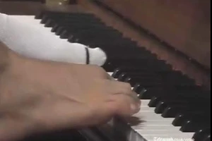 Xúc động vì tài năng chơi piano….bằng chân (video)