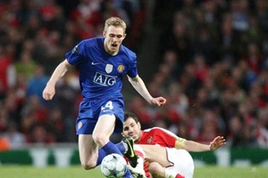 Man Utd tiếp tục &quot;trói&quot; chân Darren Fletcher