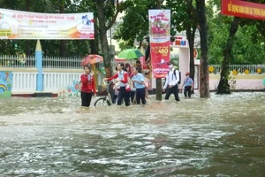 Mưa lớn, TP. Huế ngập chìm trong biển nước