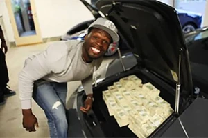 Choáng vì 50 Cent khoe tiền trong chiếc Murcielago (video)