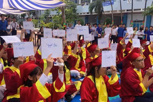 Học sinh Trường THPT Nguyễn Du tham gia Rung chuông Vàng trong lễ kỷ niệm 200 năm ngày mất của Đại thi hào Nguyễn Du do trường tổ chức