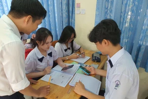 Học sinh Trường THPT Nguyễn Du, TP.HCM được phép sử dụng điện thoại thông minh trong lớp học trong một số tiết học. Ảnh NTCC