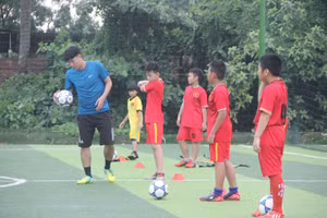 Học sinh TP.HCM tham gia lớp học bóng đá. Ảnh minh hoạ 