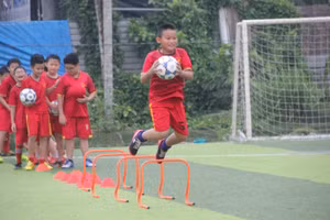 Học sinh tại TP.HCM tham gia lớp năng khiếu bóng đá. Ảnh minh họa.