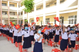 Học sinh Trường tiểu học Nguyễn An Ninh, huyện Hóc Môn trong ngày khánh thành và khai giảng năm học 2020-2021. Ảnh N.Nam