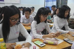 Học sinh tại TP.HCM sử dụng điện thoại trong giờ kiểm tra giữa kỳ năm học 2019-2020. Ảnh minh họa 