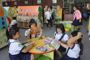 Học sinh Trường Tiểu học Nguyễn Văn Trỗi, Quận 4 đọc sách trong thư viện nhà trường. Ảnh minh họa.