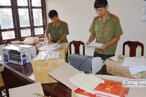 Công an xử lý một vụ việc liên quan đến văn bằng, chứng chỉ giả. Ảnh minh họa báo Công an TP Đà Nẵng