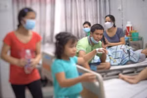 Học sinh Trường Tiểu học Bình Trưng Đông, Quận 2 nhập viện nghi do ngộ độc thực phẩm. Ảnh: Bệnh viện cung cấp. 