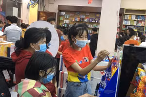 Phụ huynh, học sinh mua đồ dùng học tập tại nhà sách trước thềm năm học mới. Ảnh minh hoạ 