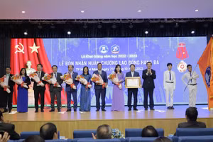 Tập thể ban lãnh đạo Trường ĐH Văn Hiến đón nhận Huân chương Lao động hạng Ba.