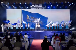 Nghi thức trao cờ truyền thống của sinh viên năm cuối dành cho tân sinh viên.