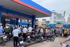 Người dân xếp hàng đổ xăng đông nghẹt tại một cửa hàng xăng dầu PV OIL tại TP Thủ Đức. 