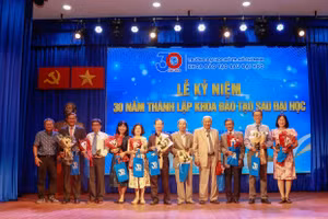 GS Nguyễn Minh Hà- Hiệu trưởng nhà trường (thứ 2 từ trái sang) trao hoa cho các thầy cô lão thành của Khoa.