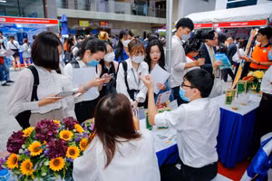 Sinh viên tìm hiểu thông tin tại Ngày hội.