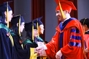 GS.TS.BS Phạm Văn Lình, Hiệu trưởng HIU trao bằng tốt nghiệp và chúc mừng các tân khoa.